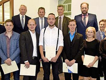 Die Absolventen mit Ausbildern und Prüfern (von links): Jonas Bauer, Steffen Fischer aus Ebensfeld, Rudi Steuer, Florian Eisendraut (Ebensfeld), Klaus Reininger, Leon Voll (Altenkunstadt), Holger Heilingloh (Prüfungsausschussvorsitzender), Sebastian Dirauf (Ebensfeld), Lothar Teuchgräber (stellvertretender Kreisobmann des Bayerischen Bauernverbandes Lichtenfels), Petra Meyer (Bad Staffelstein), Harald Weber, Monika Faber. Foto: Andreas Welz