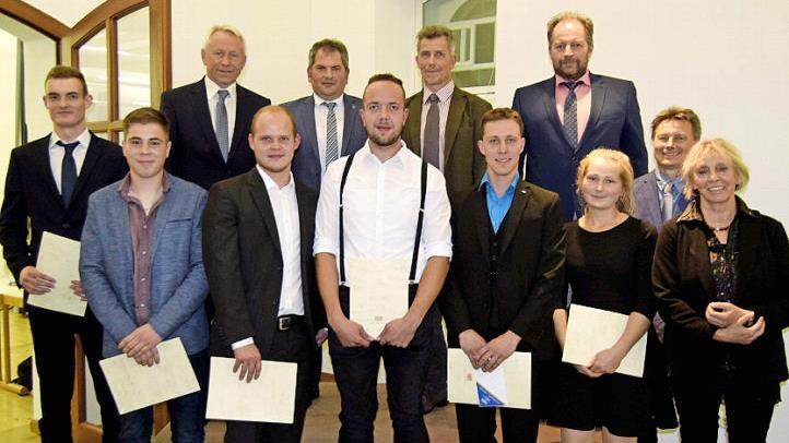 Die Absolventen mit Ausbildern und Prüfern (von links): Jonas Bauer, Steffen Fischer aus Ebensfeld, Rudi Steuer, Florian Eisendraut (Ebensfeld), Klaus Reininger, Leon Voll (Altenkunstadt), Holger Heilingloh (Prüfungsausschussvorsitzender), Sebastian Dirauf (Ebensfeld), Lothar Teuchgräber (stellvertretender Kreisobmann des Bayerischen Bauernverbandes Lichtenfels), Petra Meyer (Bad Staffelstein), Harald Weber, Monika Faber. Foto: Andreas Welz