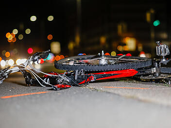 Unfall in Nürnberg: Radfahrer schwer verletzt - Polizei sucht Zeugen
