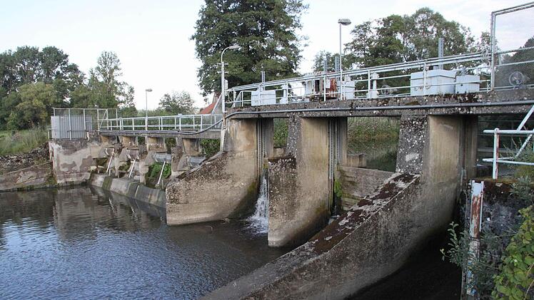 Die Staumauer, mit der der Wasserstand kontrolliert wird.