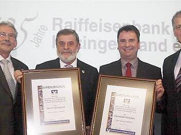 Die Bankdirektoren Reinhold Weber und Albrecht Hack würdigten die Mitgliedschaften von Obernbreit - mit Bürgermeister Bernhard Brückner - und Rödelsee - mit Bürgermeister Burkhard Klein - mit Urkunden.