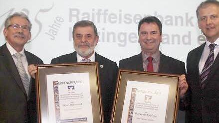 Die Bankdirektoren Reinhold Weber und Albrecht Hack würdigten die Mitgliedschaften von Obernbreit - mit Bürgermeister Bernhard Brückner - und Rödelsee - mit Bürgermeister Burkhard Klein - mit Urkunden.