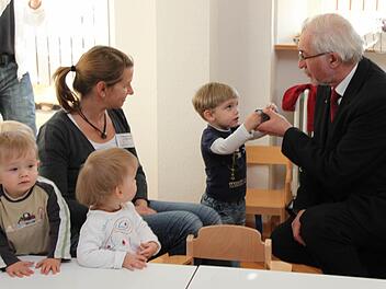 Der Regierungspräsident sprach nicht nur über, sondern auch mit den Kindern in Westheim. Foto: Markus Reeh