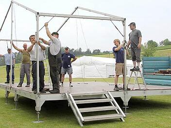 Sitzt, passt und hat Luft: Am Freitag wurde die Bühne für die "Dorfrocker" aufgebaut, im Hintergrund das große Zelt für die Bar. Foto: Ralf Kestel