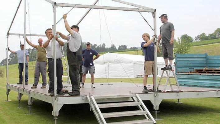 Sitzt, passt und hat Luft: Am Freitag wurde die Bühne für die "Dorfrocker" aufgebaut, im Hintergrund das große Zelt für die Bar. Foto: Ralf Kestel