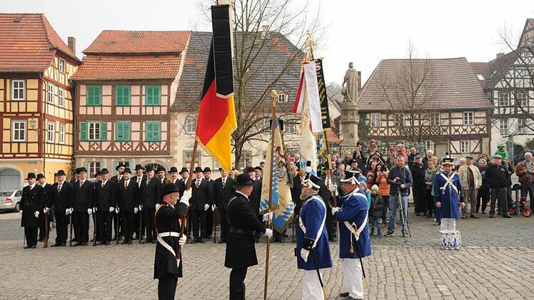 Die durch die B&uuml;rgerwehr Neustadt an der Waldnaab an die B&uuml;rgerwehr K&ouml;nigsberg &uuml;bergebene Verbandsfahne wird ein Jahr in K&ouml;nigsberg verbleiben und durch die B&uuml;rgerwehr bei Auftritten, bei denen der Landesverband Pr&auml;sens zeigt, mitgef&uuml;hrt.