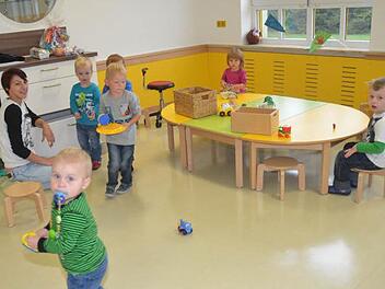 Viel Platz haben die Kinder der Kinderkrippe in ihrem Eulennest gibt es sogar eine eigene Küche mit eigenem Geschirr und Besteck. Kinderpflegerin Jenny Gläsel muss nur die Schublade öffnen und schon nimmt sich jeder sein Lieblingsgeschirr.Fotos: Karl-Heinz Hofmann
