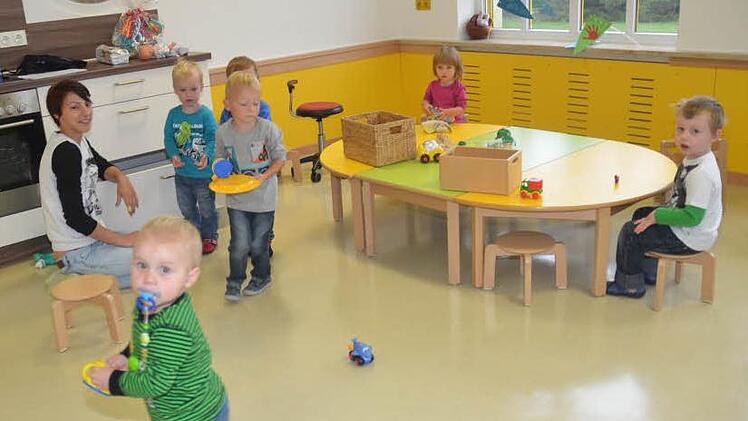 Viel Platz haben die Kinder der Kinderkrippe in ihrem Eulennest gibt es sogar eine eigene Küche mit eigenem Geschirr und Besteck. Kinderpflegerin Jenny Gläsel muss nur die Schublade öffnen und schon nimmt sich jeder sein Lieblingsgeschirr.Fotos: Karl-Heinz Hofmann