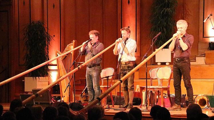 Die Well-Brüder Christoph, Karl und Michael bei ihrem Auftritt im Bad Kissinger Regentenbau. Foto: Rald Ruppert