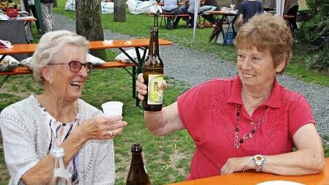 Rosalinde Gotsche (l./VdK) und Hela Fruth (AWO) hatten ihren Spaß.  Foto: Andreas Schmitt