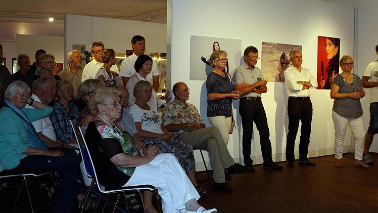 Die Ausstellungseröffnung in Ausrissen Foto: Michael Wunder