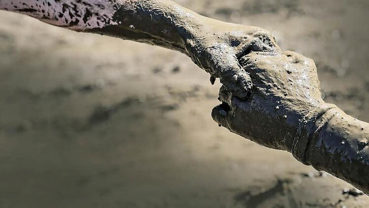 Bloß nicht loslassen, ist bei vielen Hindernissen die Devise.  Foto: Tough Mudder