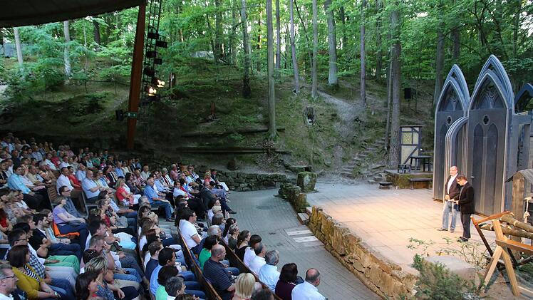 Begrüßung der Gäste zur BR-Lesernacht an der Naturbühne Trebgast  Foto: Jürgen Gärtner
