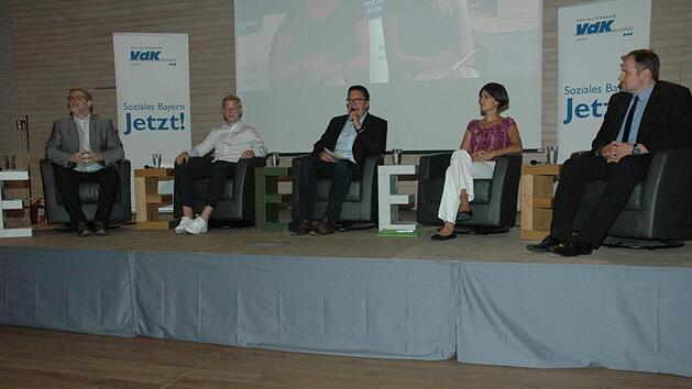 An der Podiumsdiskussion nahmen teil (von links): Landrat Michael Busch, Max Kr&auml;u&szlig;lich, Moderator Thomas Apfel, Ina Sinterhauf, B&uuml;rgermeister Martin Mittag. Foto: Edwin Mei&szlig;inger