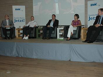 An der Podiumsdiskussion nahmen teil (von links): Landrat Michael Busch, Max Kräußlich, Moderator Thomas Apfel, Ina Sinterhauf, Bürgermeister Martin Mittag. Foto: Edwin Meißinger
