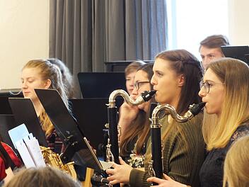 Die beiden Bassklarinettistinnen des Kreisjugendblasorchesters bei der Konzertvorbereitung in der Musikakademie Hammelburg.Franziska Gottwalt