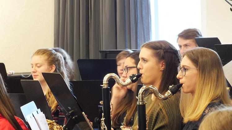 Die beiden Bassklarinettistinnen des Kreisjugendblasorchesters bei der Konzertvorbereitung in der Musikakademie Hammelburg.Franziska Gottwalt