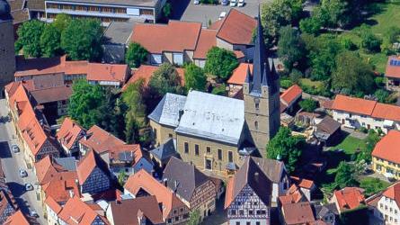 Die St.-Michael-Kirche ist das bestimmende Gebäude in der sonst vom reichen Fachwerk dominierten Innenstadt von Zeil. Im Inneren erwartet den Besucher reicher Barock.  Foto: Franken-Air/Ingo Bäuerlein