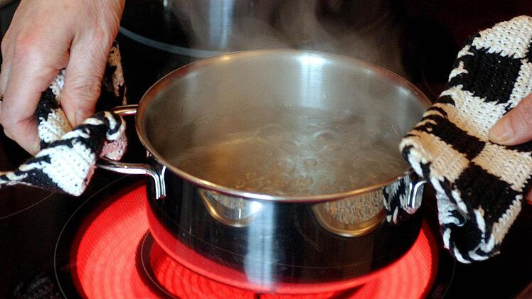 In einer unterfränkischen Gemeinde wurden die Bürger dazu aufgerufen, das Leitungswasser abkochen. Symbolfoto: Patrick Pleul/dpa