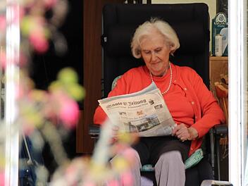 Hannelore Greiner (85) lebt allein in Bad Kissingen. Während der Corona-Krise bleibt sie zu Hause, meidet persönliche Kontakte. Dennoch bleibt sie zuversichtlich. Foto: Benedikt Borst
