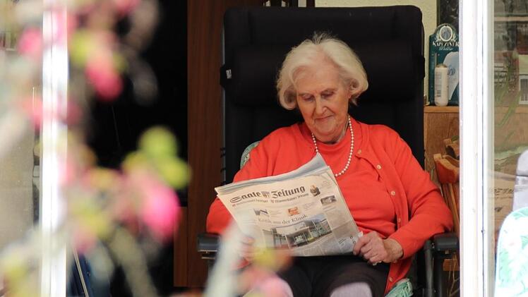 Hannelore Greiner (85) lebt allein in Bad Kissingen. Während der Corona-Krise bleibt sie zu Hause, meidet persönliche Kontakte. Dennoch bleibt sie zuversichtlich. Foto: Benedikt Borst