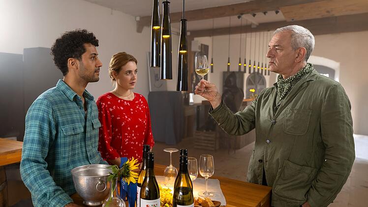 Lucas (Rojan Juan Barani, links) und Minna (Meriel Hinsching) warten gespannt auf das Urteil von Zacharie Moir&eacute; (Jean-Yves Berteloot).