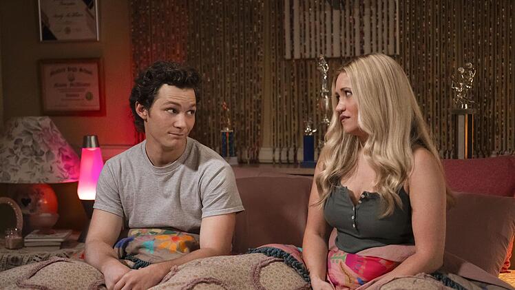 Sheldons &auml;lterer Bruder Georgie (Montana Jordan) und seine Frau Mandy (Emily Osment) sind ein ungleiches Paar.