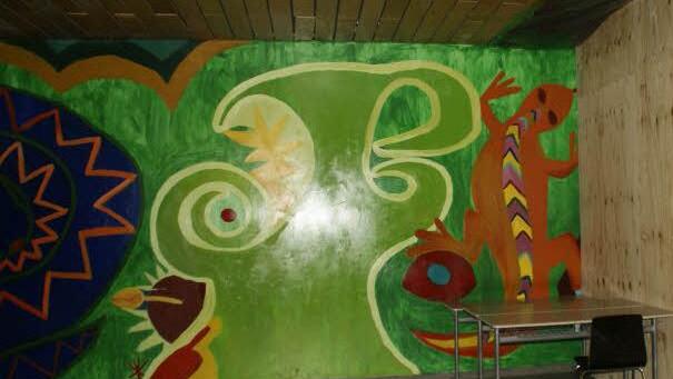 Ab hier Baustelle: Mit Holzwänden ist die Baustelle von den Schulräumen im Schulzentrum abgetrennt. Generalsanierung bedeutet auch, dass die vielen farbenfrohen Wandkunstwerke verschwinden werden.