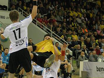 Und wieder eine unfreiwillige, aber dafür um so spektakuläre Flugeinlage von Dominik Kelm. Der Coburger Kreisläufer hatte am Samstagabend vor 2102 Zuschauern in der HUK-Arena gegen die Neuhäuser Abwehr einen schweren Stand und erzielte auch nur ein Tor. Fotos: Iris Bilek