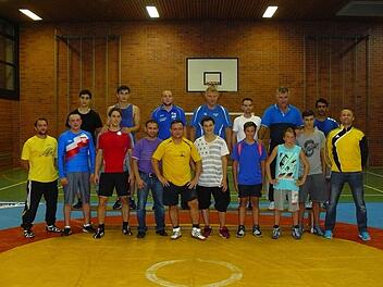 Diese Ringer gehen für die Ringsport-Cooperation des RSC Marktleugast und AC Bayreuth in der neuen Saison an den Start. Vorne, von links: Technischer Leiter Marco Rüger, David Sadek, Waldemar Schefel, Michael Thomas, Khezir Khushbarov, Daniel Saudner, Lukas Spatschke, Johannes Thomas und RSC-Vorsitzender Andreas Greim sowie (hinten, von links) David Skibinski, Salamo Khushbarov, Patrick Weiß, Andreas Spatschke, Maike Hoffmann, AC-Vorsitzender Roland Dörfler und Naseri Azizullah. Foto: Klaus-P...