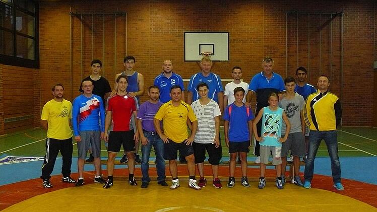 Diese Ringer gehen für die Ringsport-Cooperation des RSC Marktleugast und AC Bayreuth in der neuen Saison an den Start. Vorne, von links: Technischer Leiter Marco Rüger, David Sadek, Waldemar Schefel, Michael Thomas, Khezir Khushbarov, Daniel Saudner, Lukas Spatschke, Johannes Thomas und RSC-Vorsitzender Andreas Greim sowie (hinten, von links) David Skibinski, Salamo Khushbarov, Patrick Weiß, Andreas Spatschke, Maike Hoffmann, AC-Vorsitzender Roland Dörfler und Naseri Azizullah. Foto: Klaus-P...