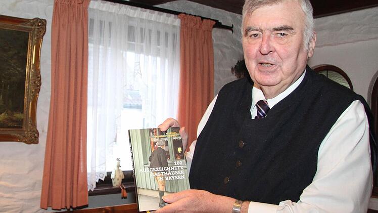 Günter Limmer freut sich riesig, dass er in dem Buch "100 ausgezeichnete Gasthäuser in Bayern" im Volk-Verlag erwähnt ist und mit zwei bayerischen Rauten ausgezeichnet worden ist. Drei Jahre behält das Siegel seine Gültigkeit. Foto: Sonja Adam