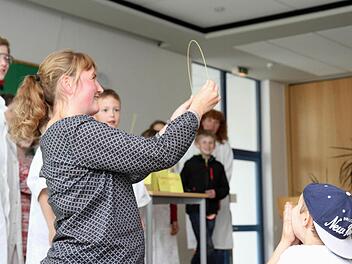 Auch Hortleiterin Natascha Ruff schaffte es bei einem Experiment der Forschergruppe nicht, eine Spaghetti-Nudel in zwei Teile zu brechen. Foto: Richard S&auml;nger