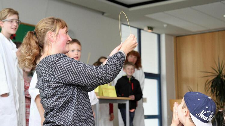 Auch Hortleiterin Natascha Ruff schaffte es bei einem Experiment der Forschergruppe nicht, eine Spaghetti-Nudel in zwei Teile zu brechen. Foto: Richard S&auml;nger