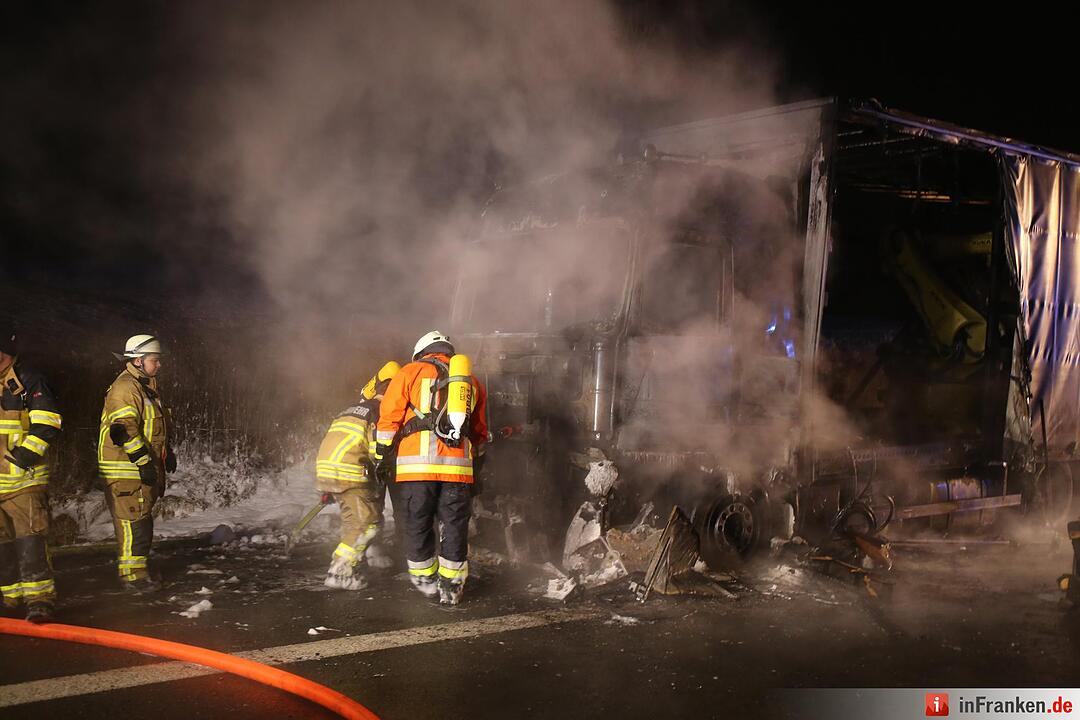 Brennender Lastwagen blockiert Autobahn - A9 beidseitig aufgrund Rauchentwicklung gesperrt
