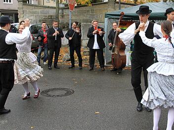 Eine Musik- und Tanzgruppe aus der Strullendorfer Partnergemeinde Izsák trat zur Eröffnung des Marktes auf.  Foto: Bertram Wagner