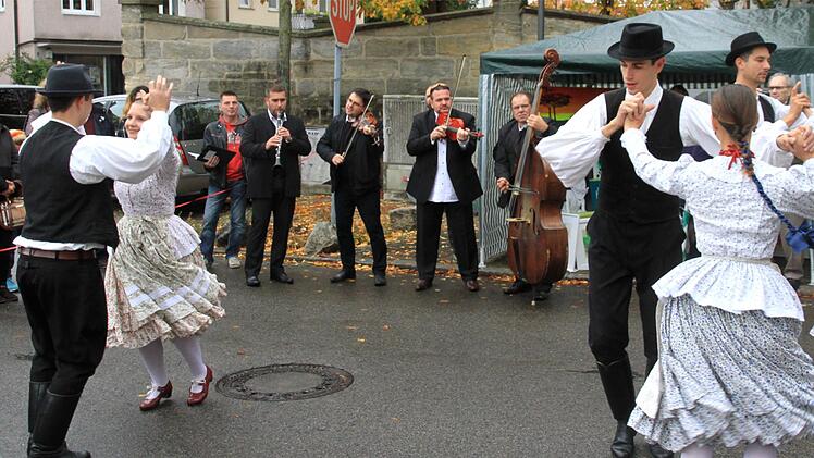 Eine Musik- und Tanzgruppe aus der Strullendorfer Partnergemeinde Izsák trat zur Eröffnung des Marktes auf.  Foto: Bertram Wagner