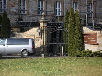 Genau vor einem Jahr fuhren die Polizeifahrzeuge vor der Seniorenresidenz Schloss Gleusdorf  vor. Die beschlagnahmten Unterlagen wurden in Kleinbusse verladen. Damals lief die Außensanierung  des Denkmals auf vollen Touren. Diese Maßnahme wurde im Verlauf des laufenden Jahres mittlerweile abgeschlossen.  News5/Herse