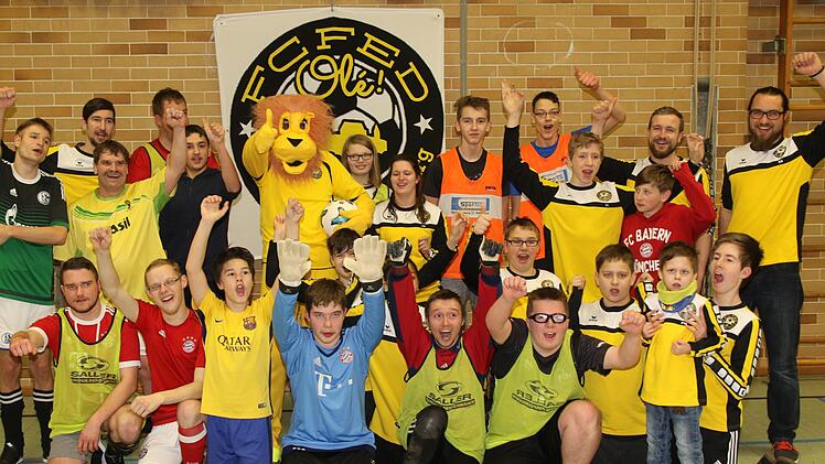 Die Spieler des FC FED-OLÉ begrüßten ihr neues  Maskottchen.Michael Stelzner