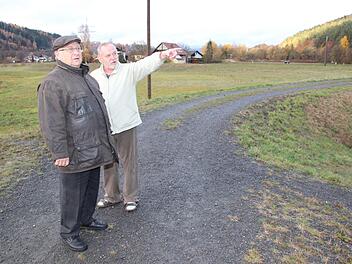 Hans Schrepfer (links) und Walter Zollstab verbringen bereits ihr ganzes Leben in Friedrichsburg. Beim Gang durch das Dorf fachsimpelten sie über die  gute alte Zeit.  Foto: Andreas Schmitt
