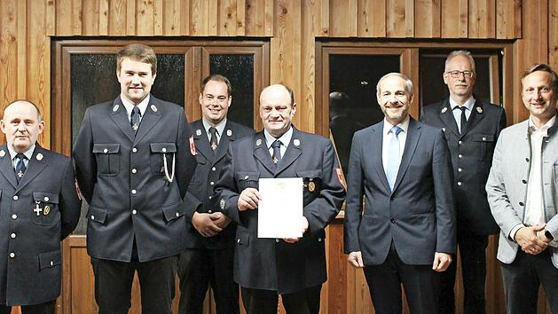 Reiner Meu&szlig;geier wurde f&uuml;r 40 Jahre aktive T&auml;tigkeit ausgezeichnet. Das Bild zeigt den Geehrten mit den Vertretern der Feuerwehrf&uuml;hrung und der Kommune.