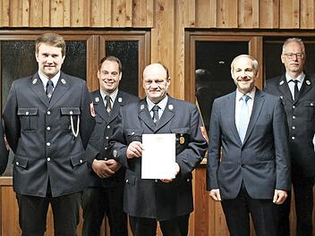 Reiner Meußgeier wurde für 40 Jahre aktive Tätigkeit ausgezeichnet. Das Bild zeigt den Geehrten mit den Vertretern der Feuerwehrführung und der Kommune.