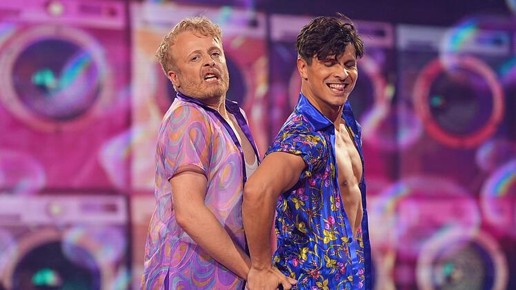 S&auml;nger Ross Antony hat bei der Salsa mit Alexandru Ionel  viel Spa&szlig;.