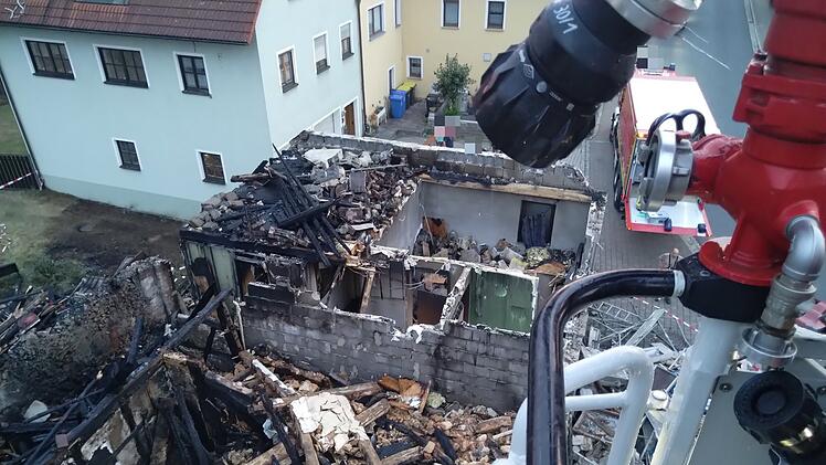Brand im Dachstuhl: Feuer zerst&ouml;rt Doppelhaus im Kreis Bayreuth