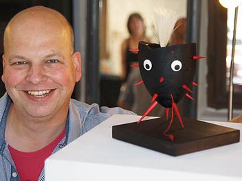 Andreas Dachs - ohne Haar - mit seinem stacheligen Objekt - mit echtem Pferdehaar. Fotos: Heike Reinersmann