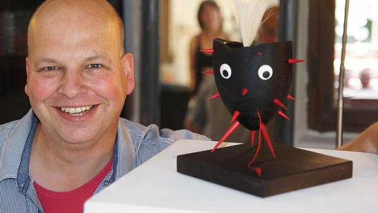 Andreas Dachs - ohne Haar - mit seinem stacheligen Objekt - mit echtem Pferdehaar. Fotos: Heike Reinersmann