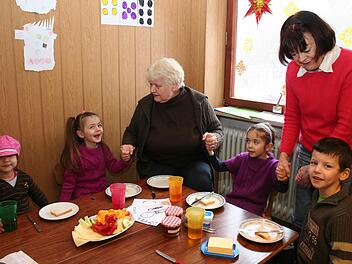 Die beiden Betreuerinnen verstehen sich mit den Kindern prächtig. Vor dem Unterricht singen Saada, Samija, Erdmuth Dannecker, Liza, Kathrin Kirkskothen und Ramzan (von links) gemeinsam ein Guten-Morgen-Lied.  Foto: Seeger