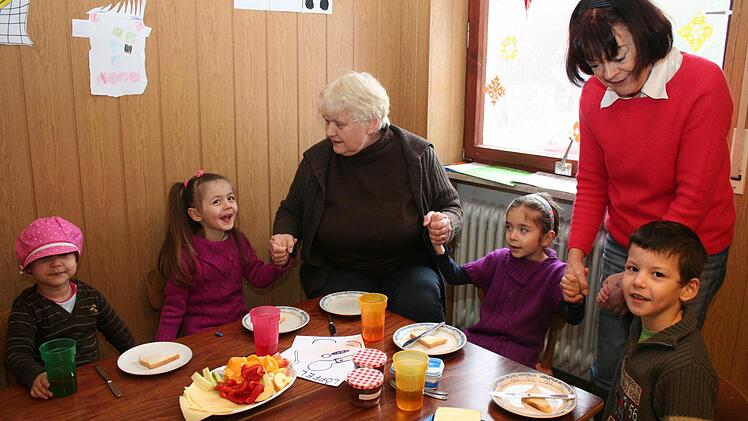 Die beiden Betreuerinnen verstehen sich mit den Kindern prächtig. Vor dem Unterricht singen Saada, Samija, Erdmuth Dannecker, Liza, Kathrin Kirkskothen und Ramzan (von links) gemeinsam ein Guten-Morgen-Lied.  Foto: Seeger