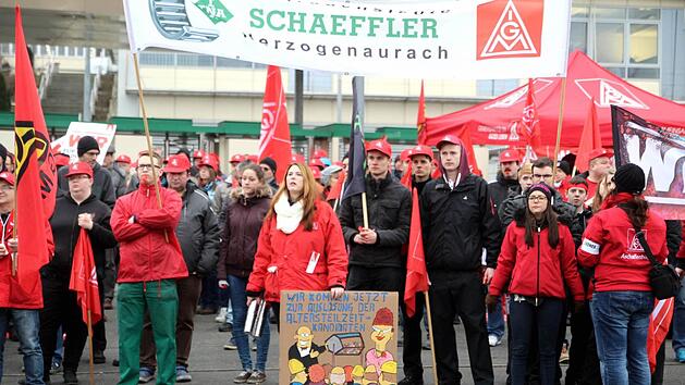 Transparente und Fahnen bestimmten das Bild am Donnerstagvormittag vor dem Nordtor des Schaeffler-Werkes Herzogenaurach, wo sich Besch&auml;ftigte zum Warnstreik einfanden. Foto: Richard S&auml;nger