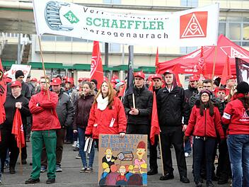 Transparente und Fahnen bestimmten das Bild am Donnerstagvormittag vor dem Nordtor des Schaeffler-Werkes Herzogenaurach, wo sich Beschäftigte zum Warnstreik einfanden. Foto: Richard Sänger